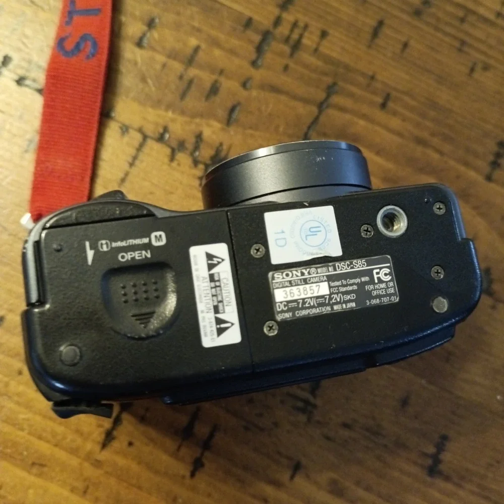 Sony Cyber-shot DSC-S85 4.1MP Digital Camera Black Untested For Parts r1